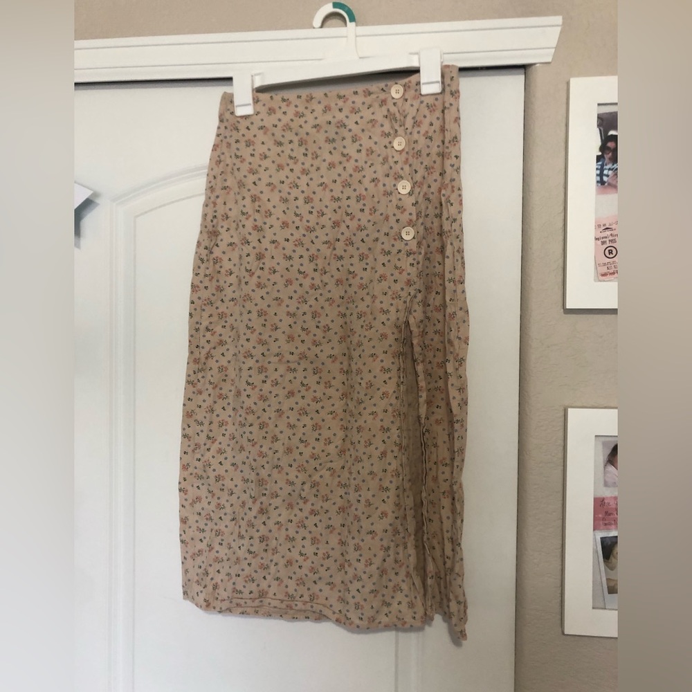 Floral mid length skirt and buttons